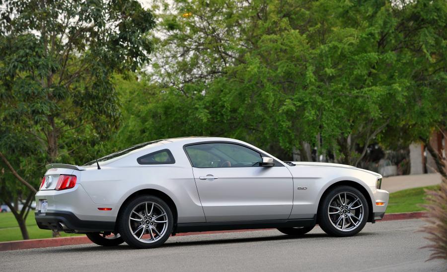  Ford Mustang 5.0 GT 2011 года  (фото 24 из 30)